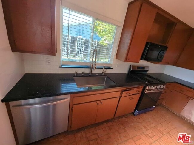 Building Photo - 6656 Swan St