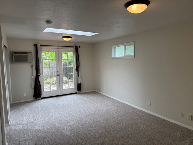Building Photo - Discover this well-maintained 3-bedroom, 2-bath home in Eugene, OR.