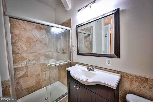 Building Photo - 263 S Ellwood Ave