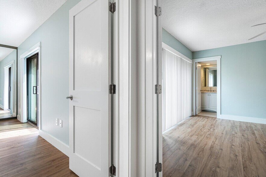 Building Photo - 825 Center St