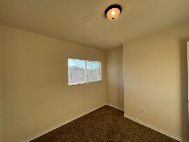 Building Photo - Town home for rent
