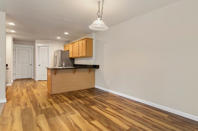 Building Photo - 4 bedrooms 2.5 bath, fenced backyard, AC, ...
