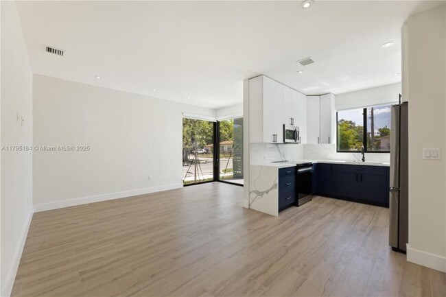 Building Photo - 3 bedroom in Miami FL 33150