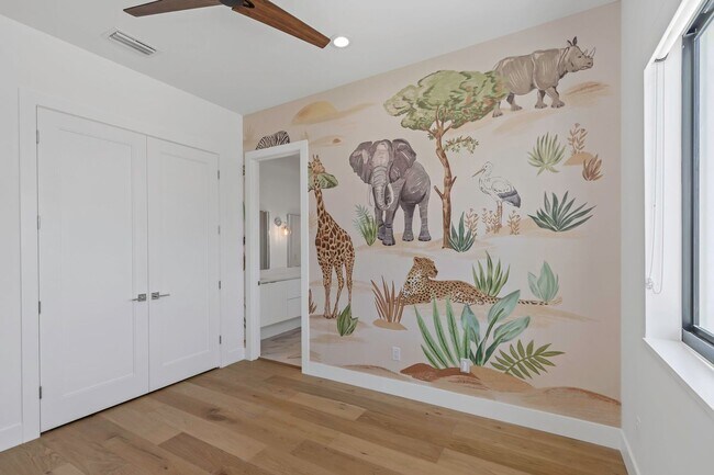 Building Photo - Stunning Custom Built Residence in the Exc...