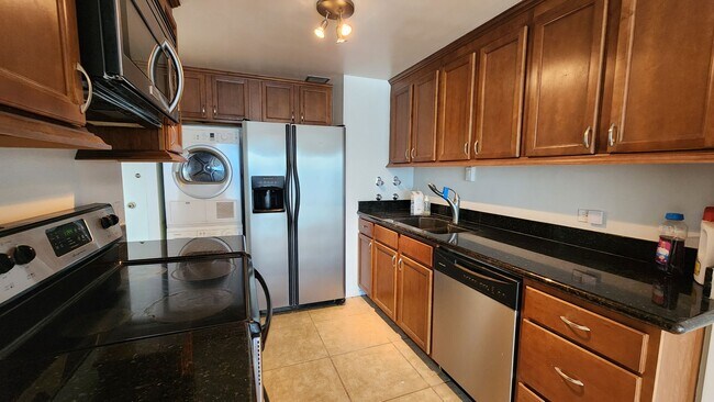 Building Photo - Harbor Square, Makai Building, 1 bedroom, ...
