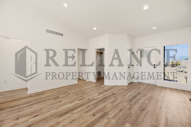 Building Photo - 5243 N Pinecrest Ct