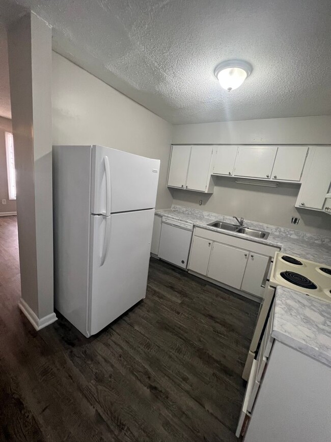 Building Photo - 1bed/1bath condo, 1st floor 758 sqft for o...