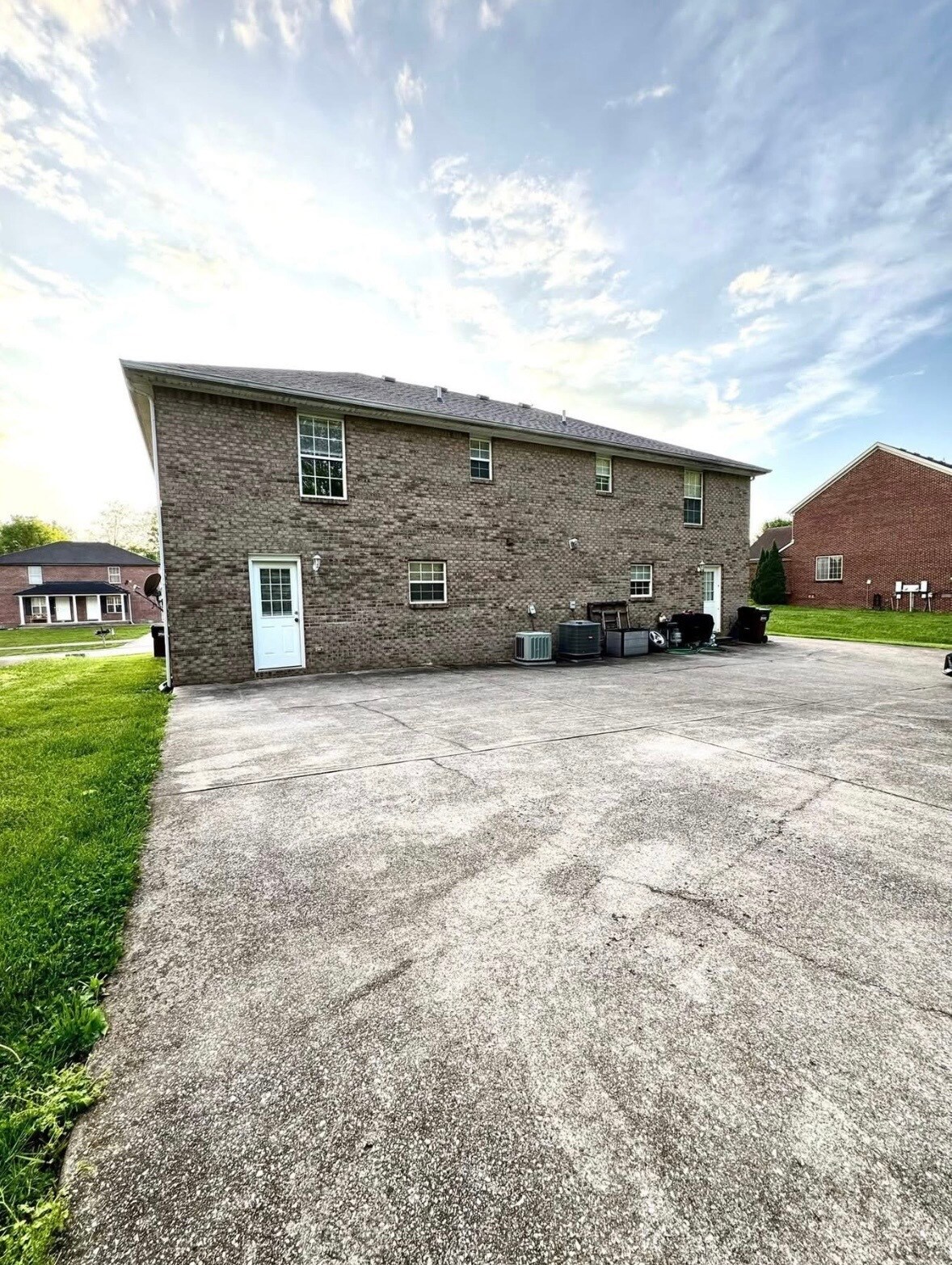 Building Photo - 586 Hampton Way