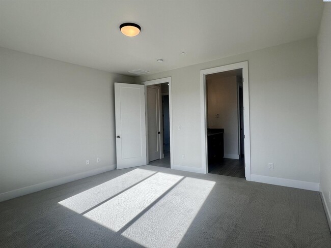 Building Photo - FOR RENT, newer modern home
