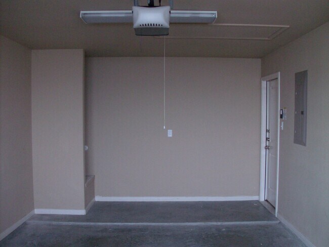 Building Photo - Beautiful 3 bed/2 bath Duplex off of Bunny Trail