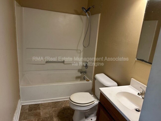 Building Photo - 493 New Ln St