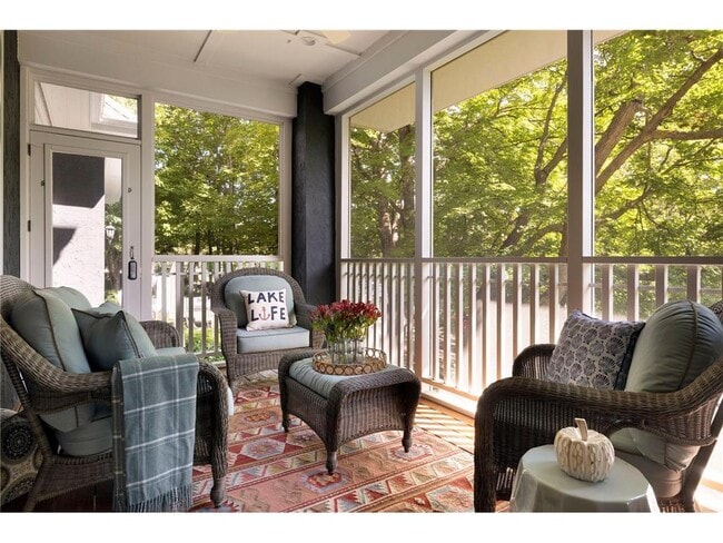 Building Photo - 745 Rice St E