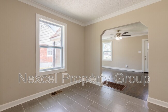 Building Photo - 1055 University St