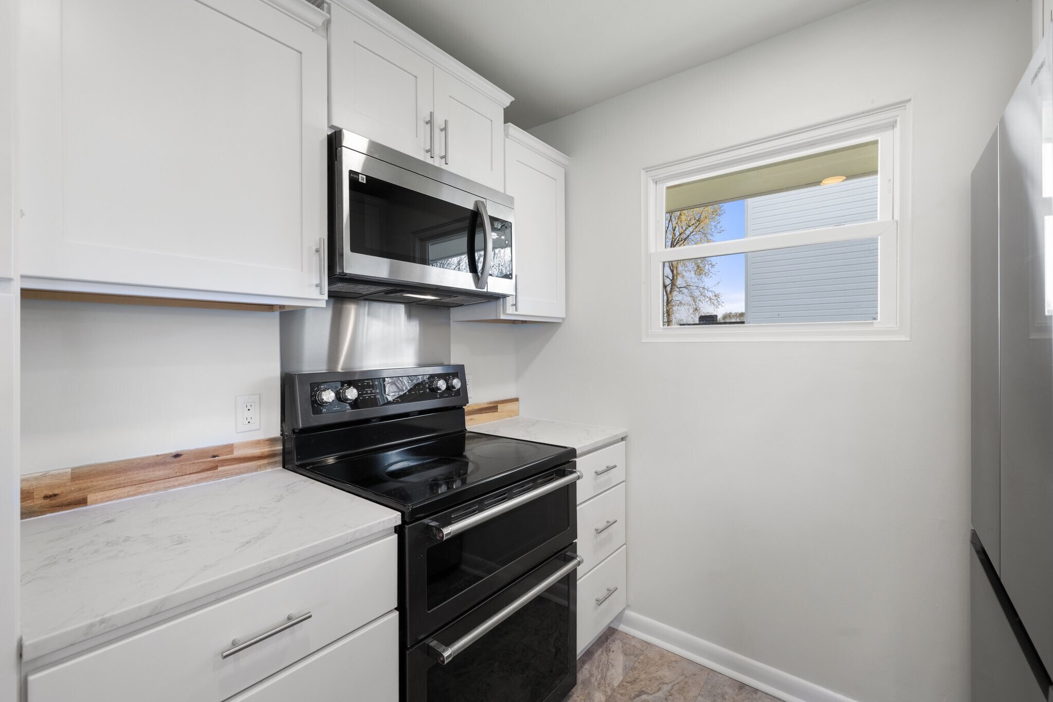 Building Photo - 389 Thompson St