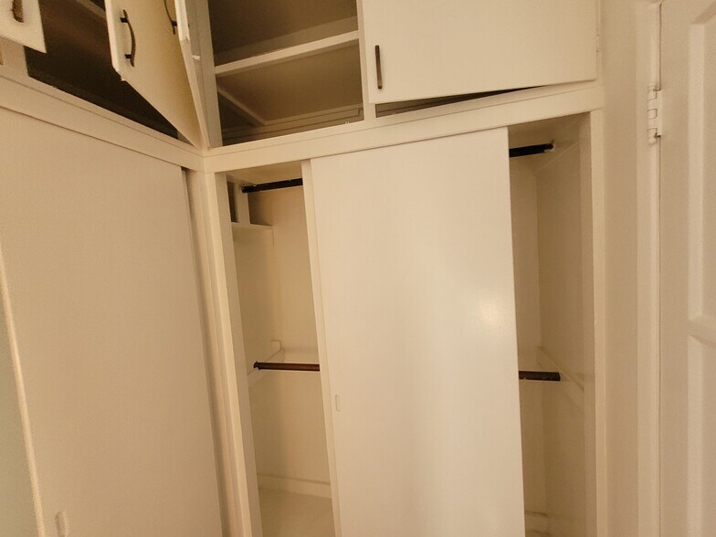 Building Photo - 10528 Ayres Ave