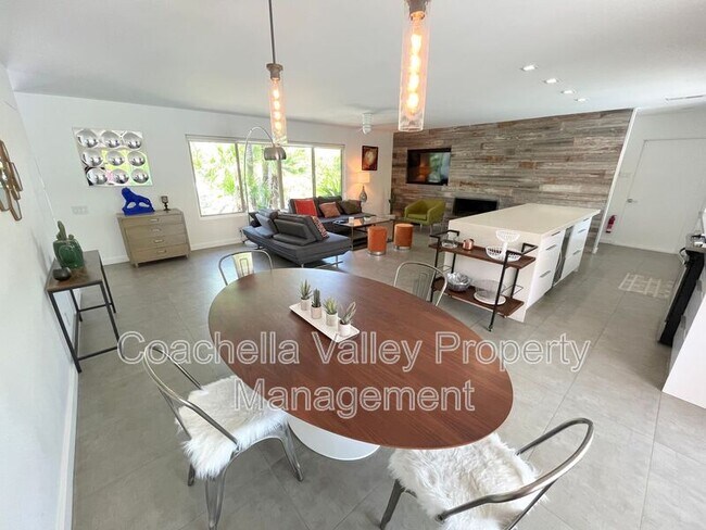 Building Photo - 2885 E Venetia Rd