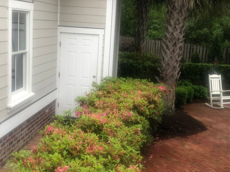 Private entrance - 1004 Breedon Ct