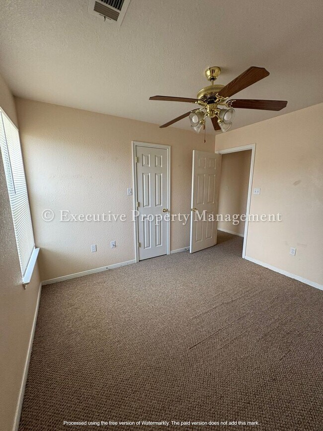 Building Photo - 331 Janelle Dr