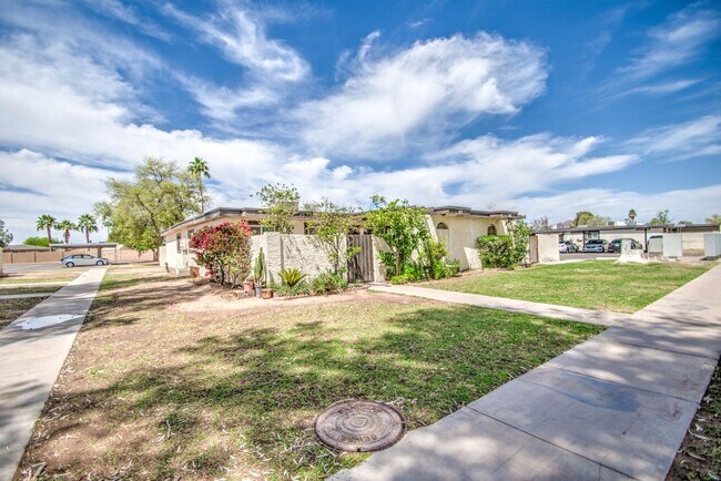 Building Photo - Charming 3 bedroom Townhome near MCC & Med...