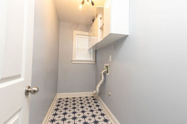 Building Photo - Midtown Charm!  Updated 3BR/2BA house