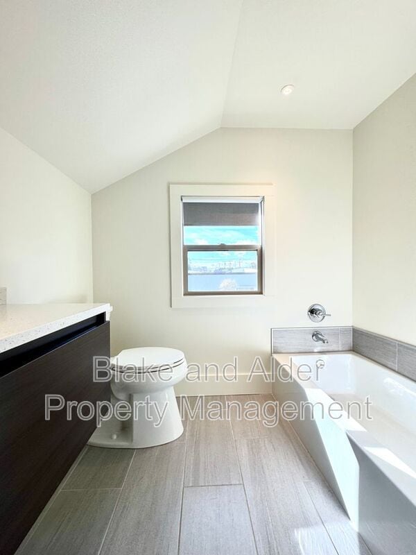 Building Photo - 3556 NE Sandy Blvd