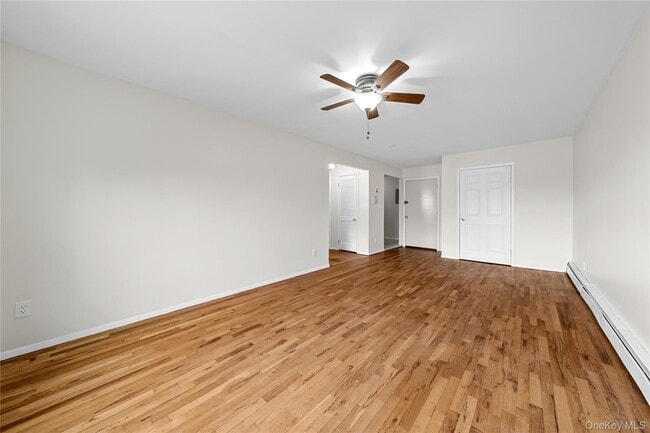 Building Photo - 410 Jericho Tpke