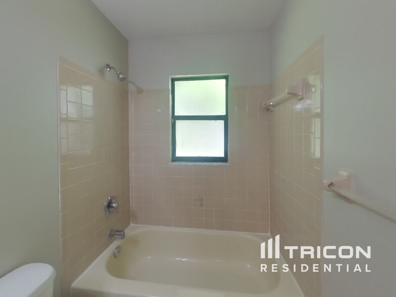 Building Photo - 38750 James Ct