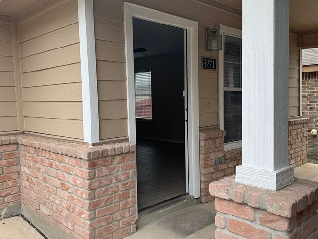 Building Photo - COMFORTABLE HOME | SINGLE STORY  |  CLOSE TO HWY 151 & 410 | SHOPPING & RESTAURANTS