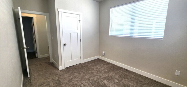 Building Photo - Brand new Townhomes