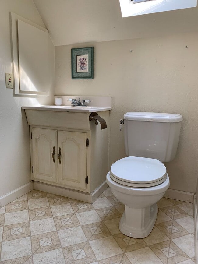 Building Photo - 2 Bedroom Country Home in Hollister