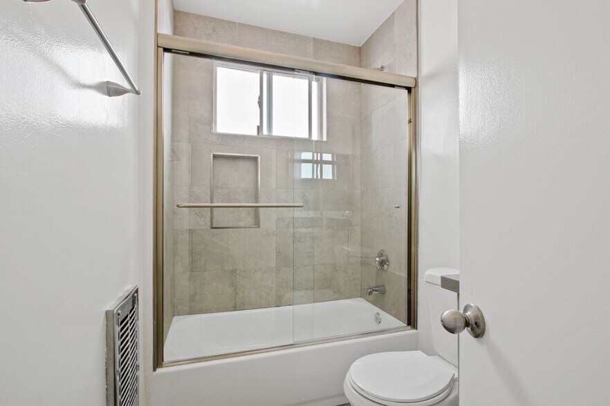 Building Photo - 402 Montana Ave