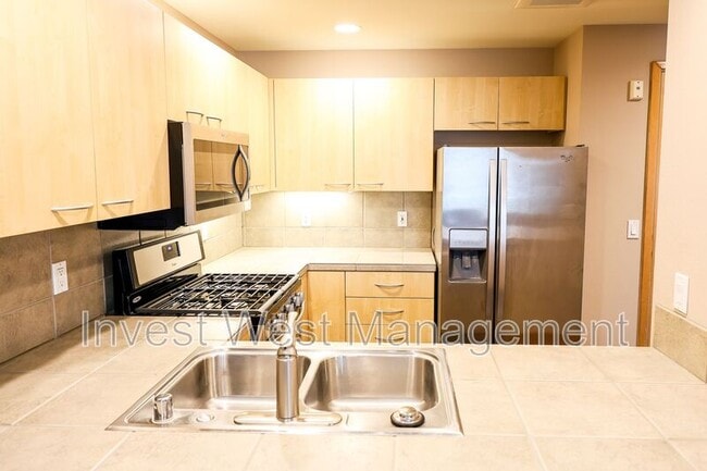 Primary Photo - 300 W 8th St