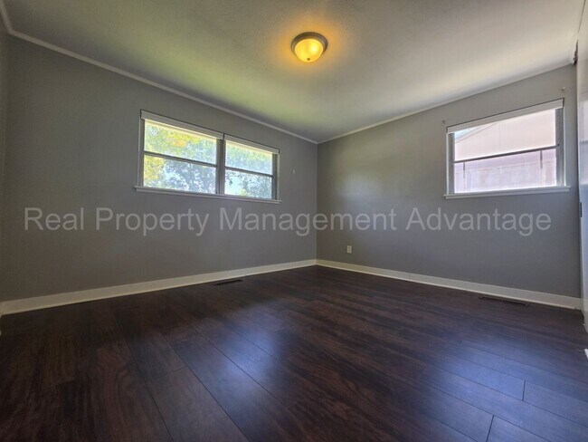 Building Photo - Updates Everywhere! 2/3 Bedrooms in Oak Park