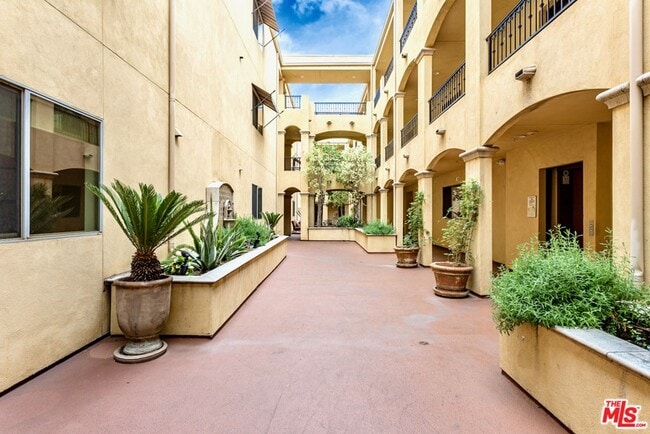Building Photo - 5037 Rosewood Ave