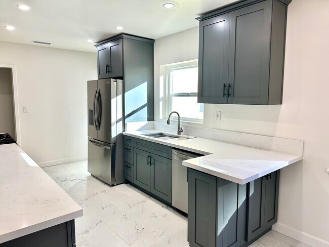 Building Photo - 7360 Hesperia Ave