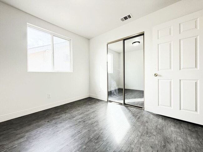 Building Photo - 1440 E 42nd St