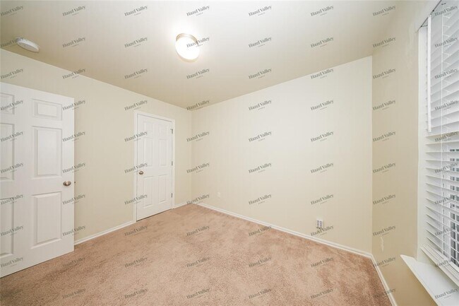 Building Photo - 10201 Hidden Village Dr