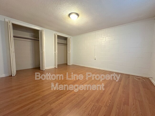 Building Photo - 301 Vivian St