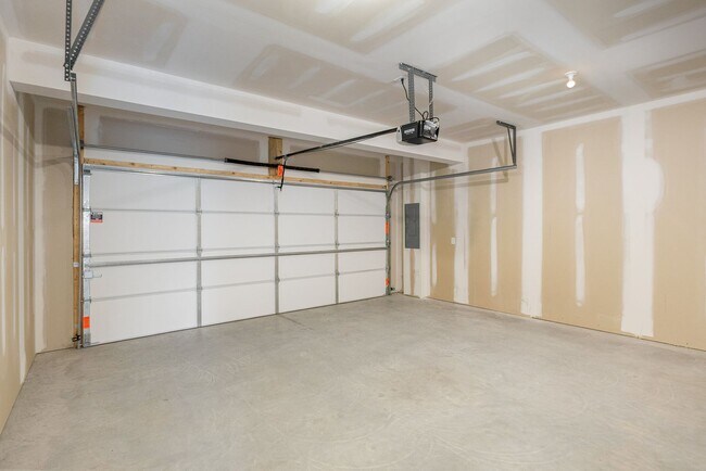 Building Photo - 7880 Briarwood Dr