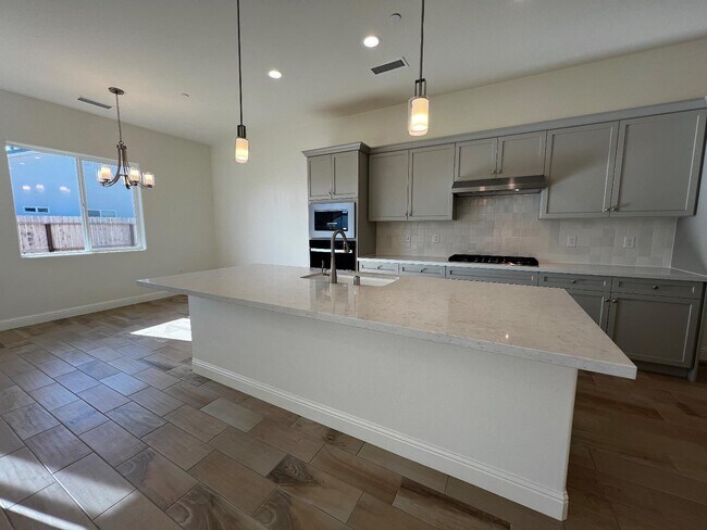 Building Photo - 2112 Daffodil St