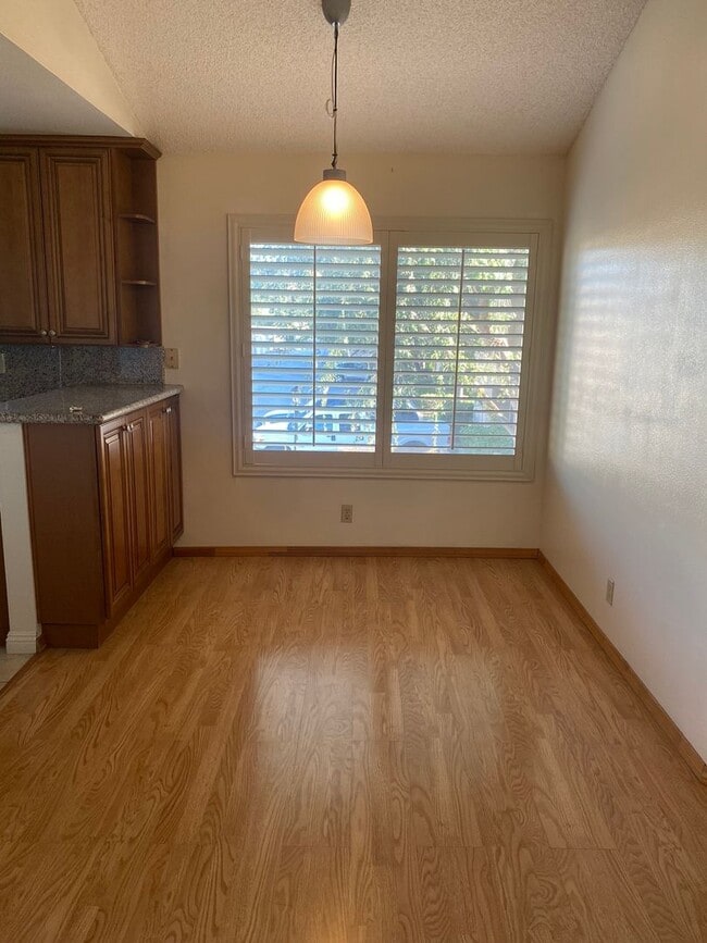 Building Photo - 2 bed, 1 bath Spring Time condo