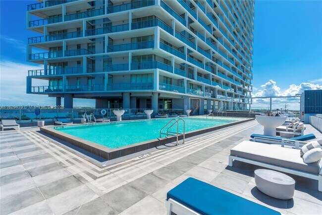 Building Photo - 2000 Metropica Wy