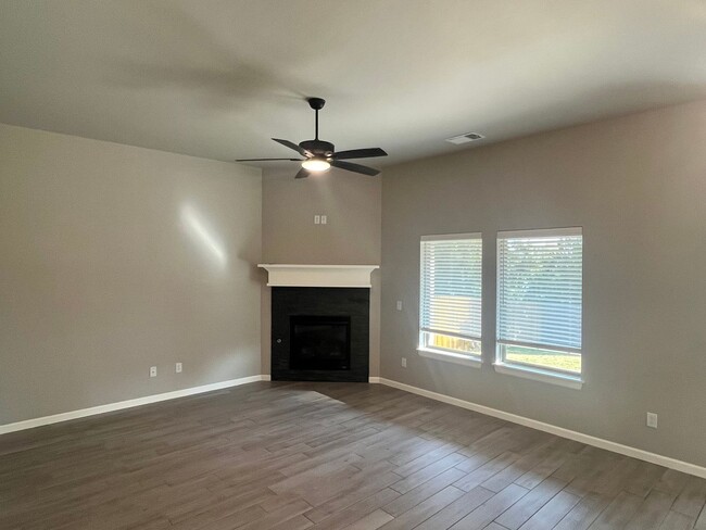 Building Photo - Beautiful 3 Bed, 2 Bath, 2 Car North Edmon...