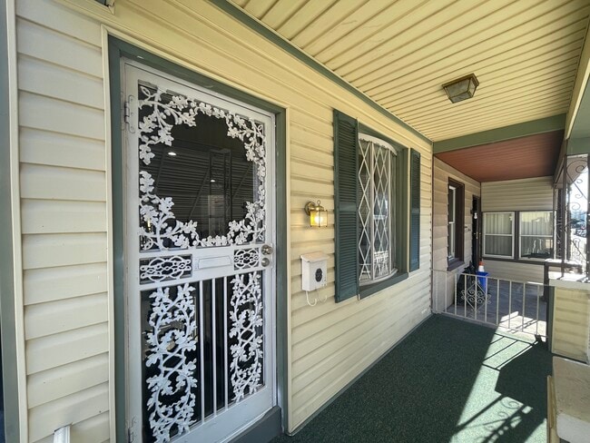 Building Photo - 1611 S Yewdall St