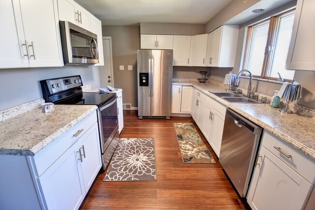 Building Photo - 2 Bed 3 Bath Single Family Home For Rent i...