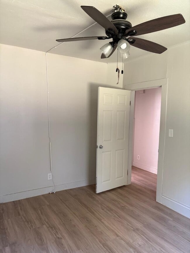 Building Photo - 406 S Fredonia St