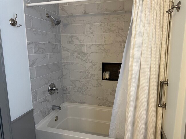 Building Photo - 8 Williams St