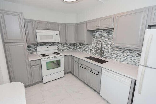 Building Photo - 1605 S US Hwy 1