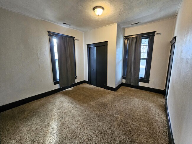 Building Photo - 1909 Bennett Ave