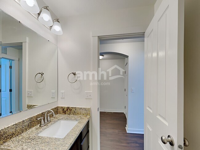 Building Photo - 754 N Scotney Ave